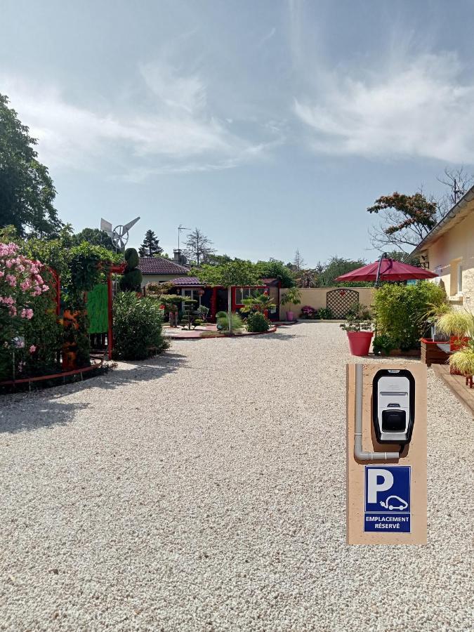 Une Pause Quelque Part Avec Recharge Pour Voiture Electrique Saint-Medard-de-Guizieres Exterior foto