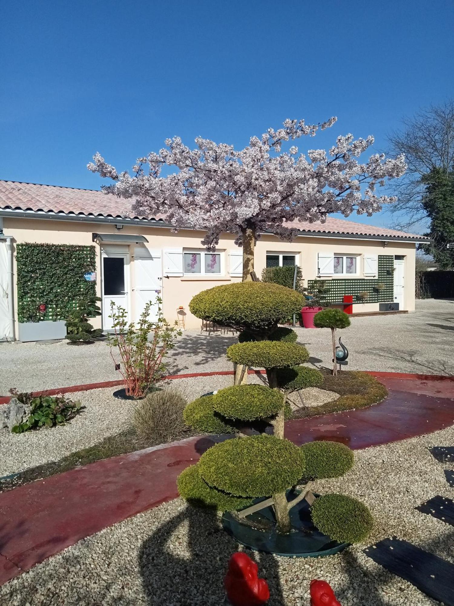 Une Pause Quelque Part Avec Recharge Pour Voiture Electrique Saint-Medard-de-Guizieres Exterior foto